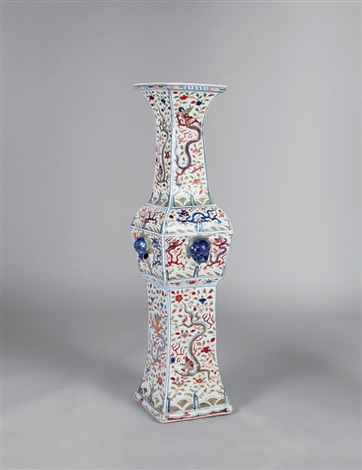 明万历五彩龙凤纹四方铺首大花觚Wanli Period， Ming Dynasty A RARE AND UNUSUAL MASSIVE WUCAI  QUADRANGULAR VASE on artnet